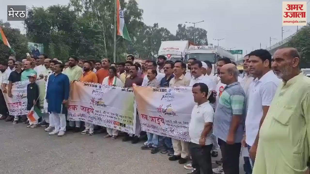 Maa Tujhe Pranam: Vehicles stopped on the highway during the collective singing of the national anthem