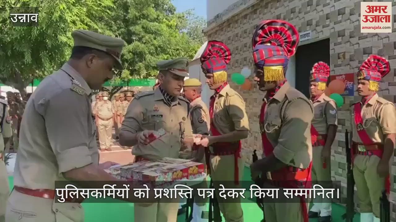 उन्नाव में एसपी दीपक भूकर ने पुलिस लाइन में किया ध्वजारोहण