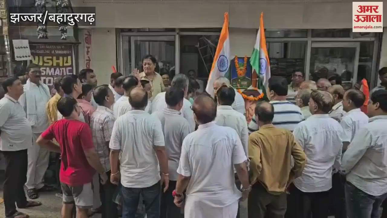 Traders in Jhajjar celebrated Independence Day by hoisting the flag