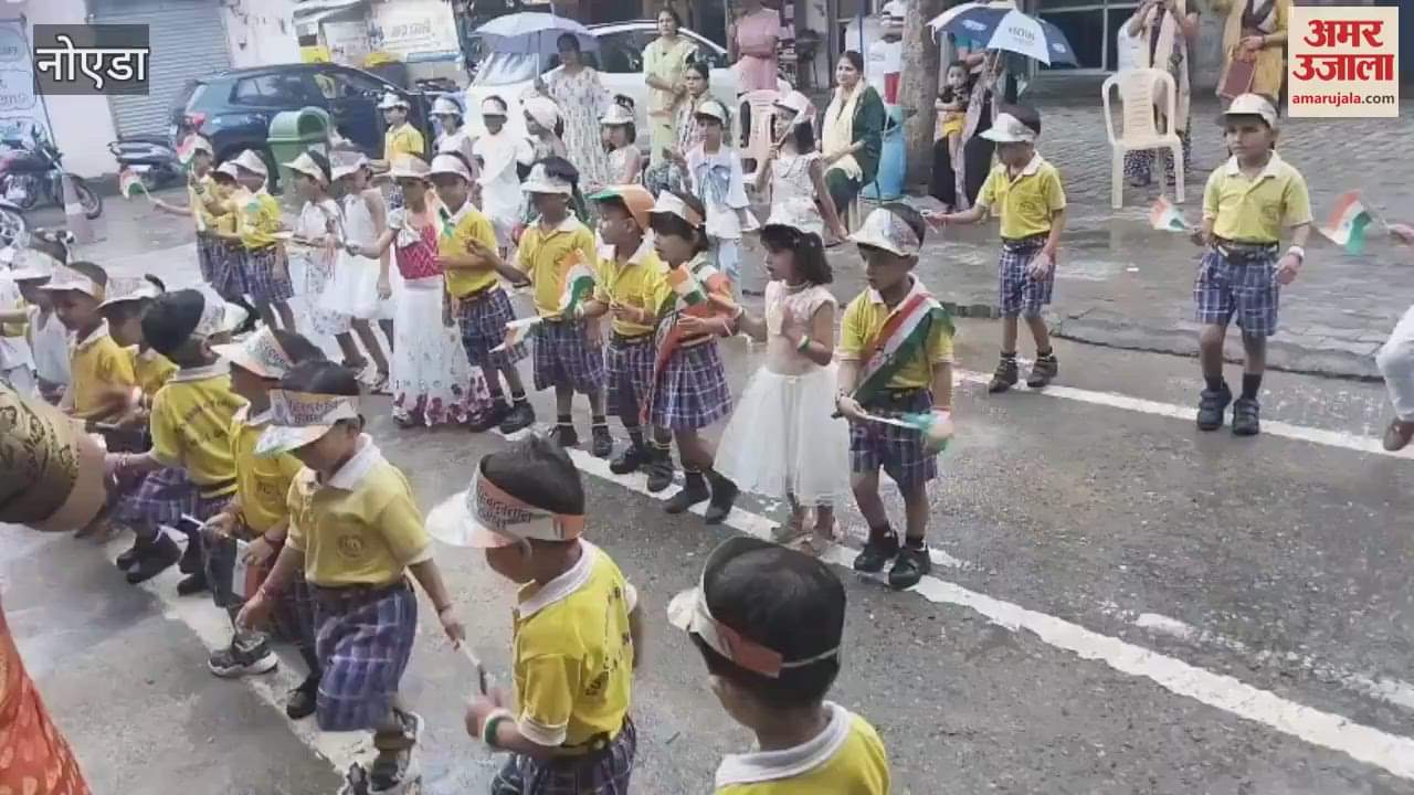 Little children gave the message of patriotism by presenting patriotic songs