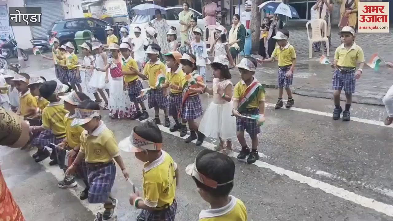 Little children gave the message of patriotism by presenting patriotic songs