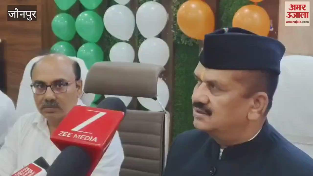 Officers and employees saluted tricolor in Jaunpur