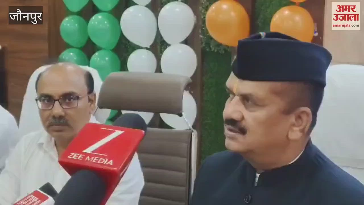 Officers and employees saluted tricolor in Jaunpur