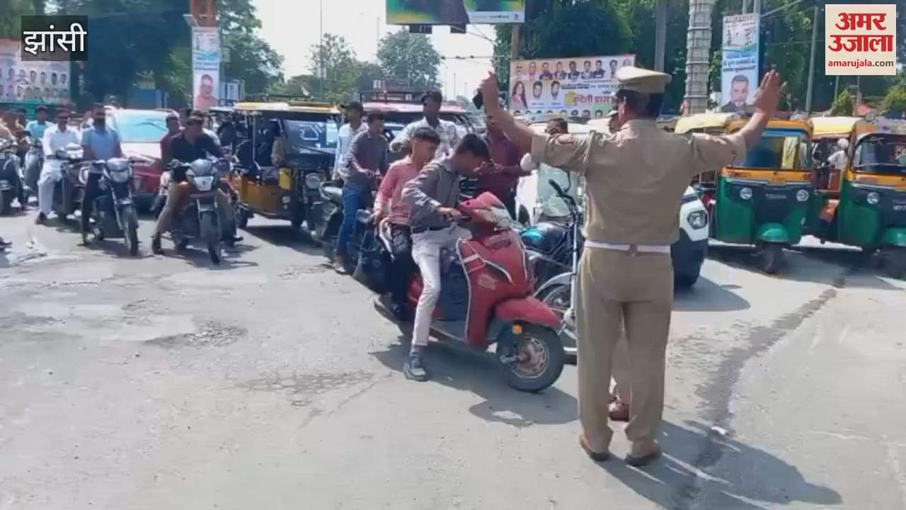 Jhansi: As soon as the national anthem was played, the wheels on the road stopped, watch the video
