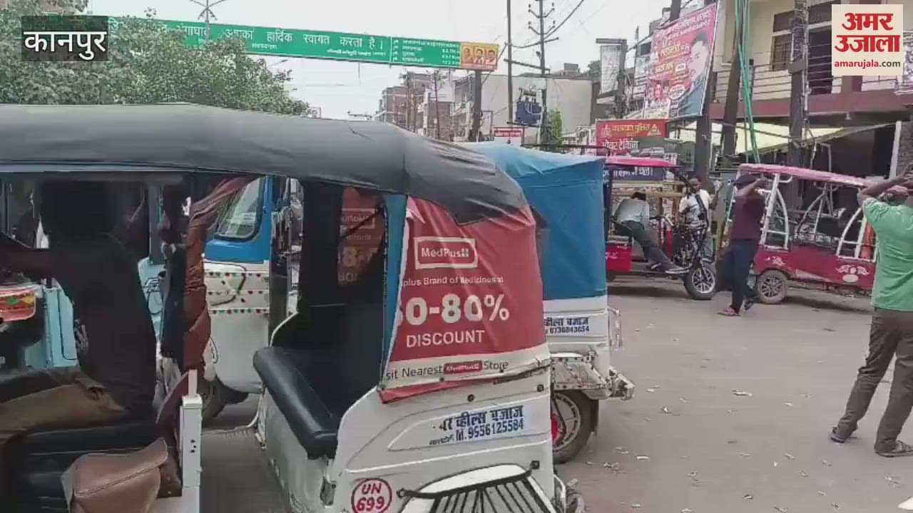 Tempo stand not removed from no parking zone, traffic jam occurs