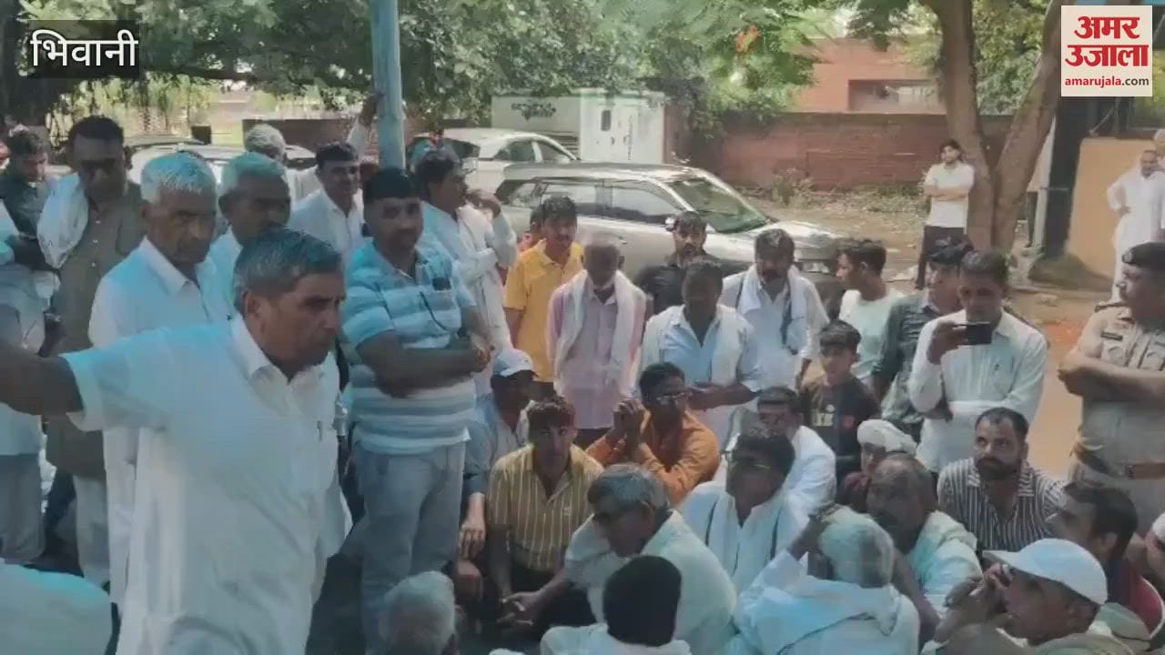 Even during the rain in Bhiwani, the family members of the female teacher remained on a dharna in the civil hospital over the murder