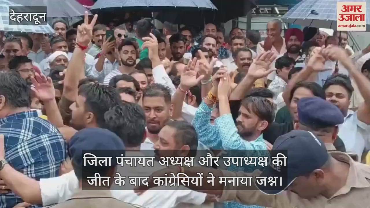 Congressmen celebrated the victory of the District Panchayat President and Vice President