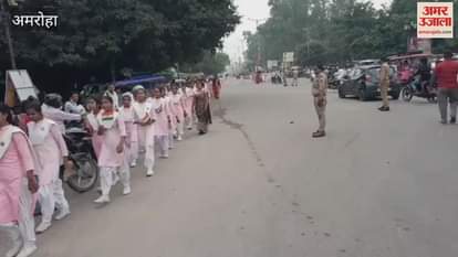 Bharat Mata Ki Jai, Vande Mataram echoed in the sky, a grand tricolor procession was taken out in Gajraula