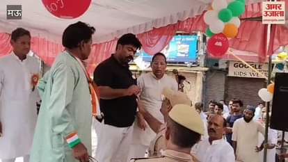 On Independence Day Municipal Chairman made Munavvar Ali come down from stage