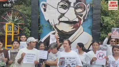 animal lovers raised slogans against Delhi Chief Minister