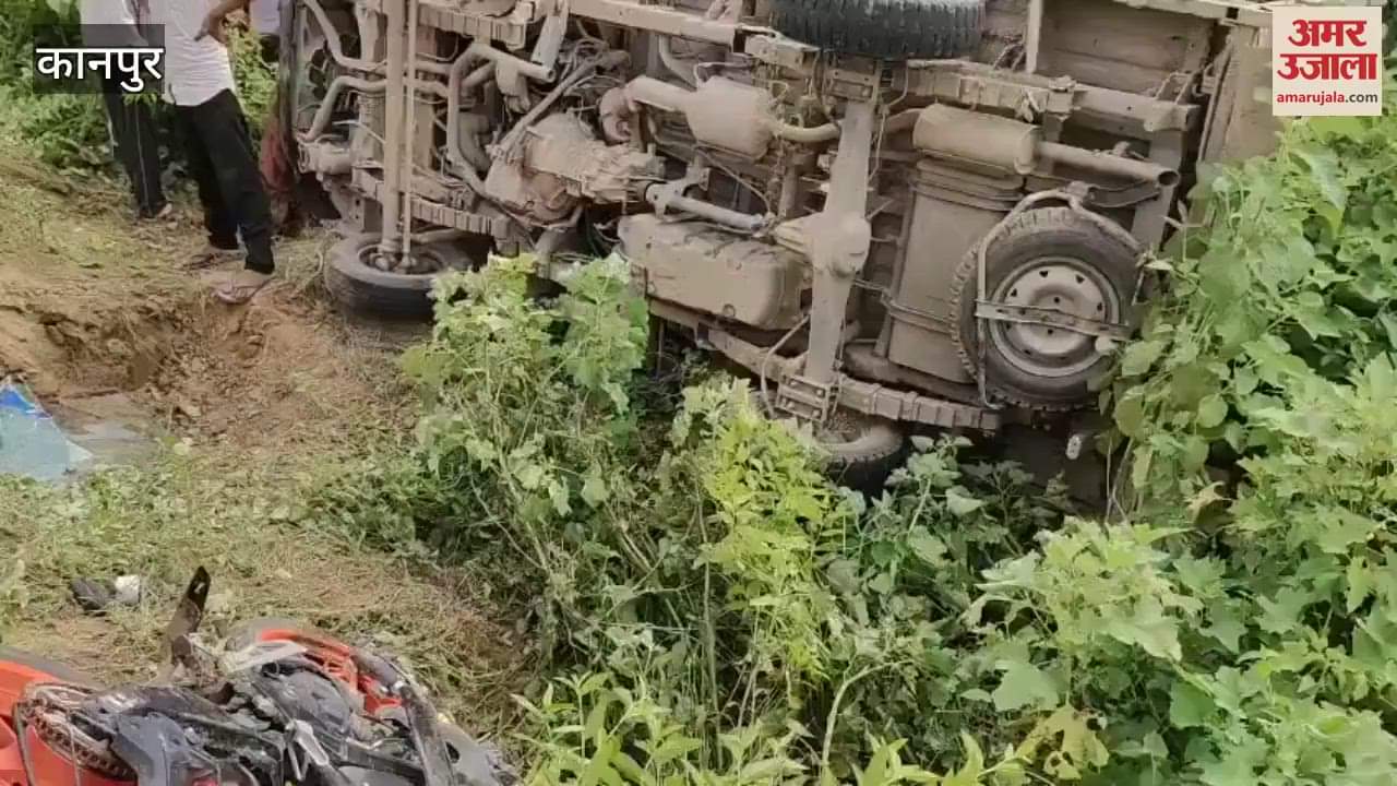 loader overturned on Kanpur-Sagar highway, a bike rider standing nearly died after being crushed