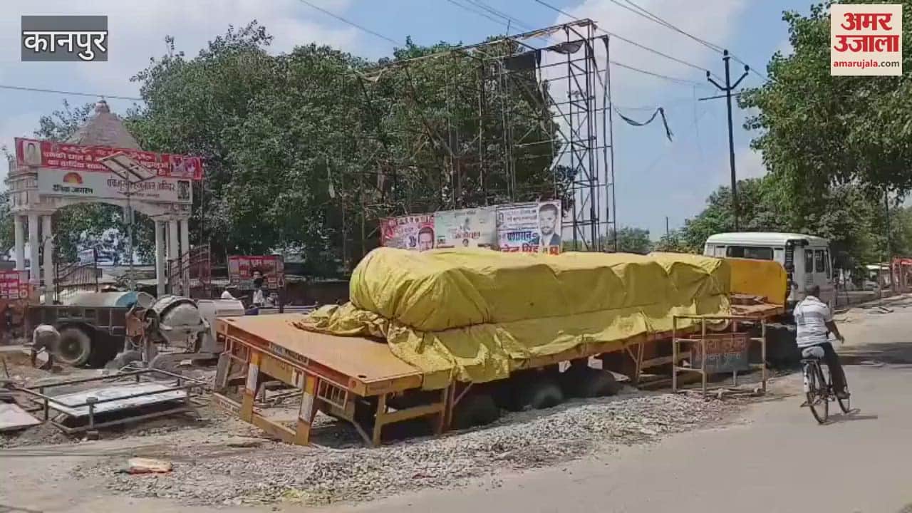 An overloaded truck got stuck and sunk in a pit in front of Panki Mandir Gate No. 2