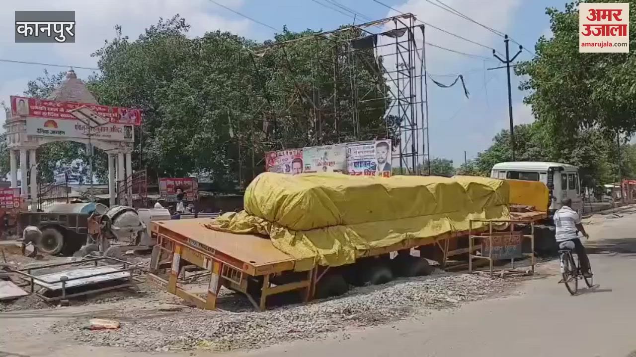 An overloaded truck got stuck and sunk in a pit in front of Panki Mandir Gate No. 2