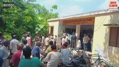 There is fight going on over fertilizer in resource cooperative society Taripathakpur of Chaubeypur block