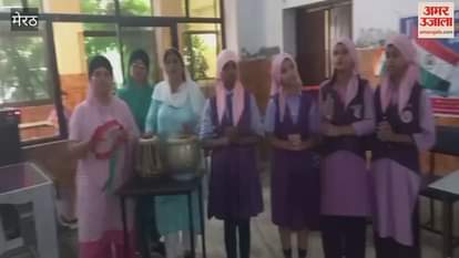 Meerut: Girl students sang patriotic songs