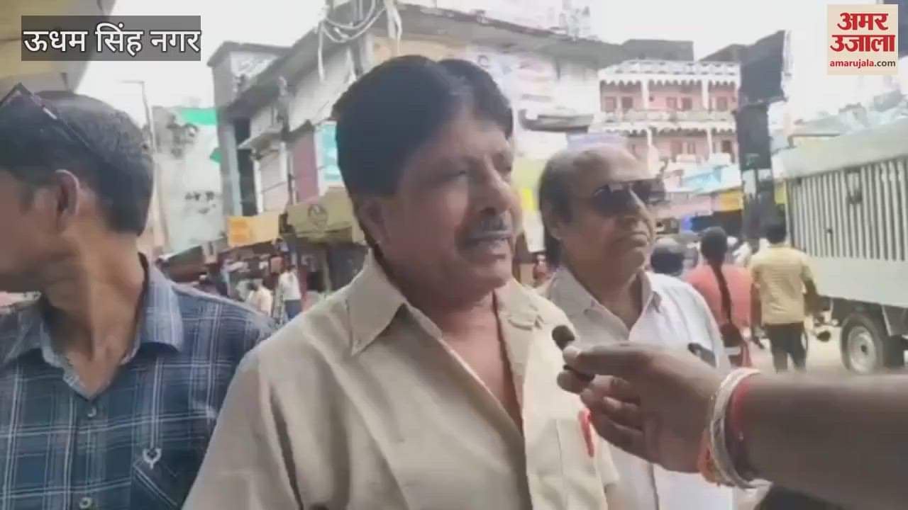 Under the leadership of mahanagar jila adhyaksh congressmen burnt the effigy of the state government in kashipur