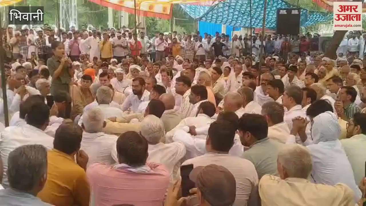 Leaders of the ruling and opposition parties started gathering at the protest of the family and villagers in the Bhiwani female teacher murder case