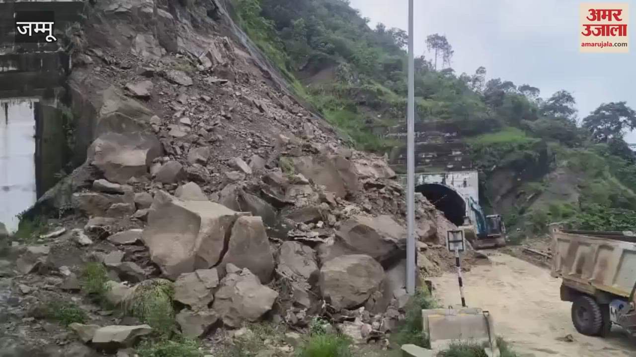 Landslide near Bon Toll Plaza on Jammu-Srinagar Highway, one tube of D-3 tunnel closed