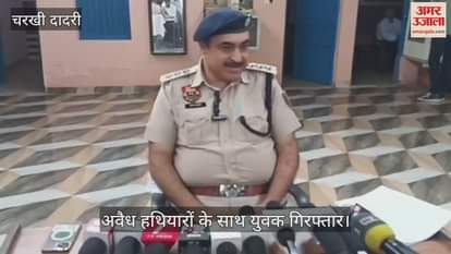 Police arrested a youth with five country-made pistols and cartridges