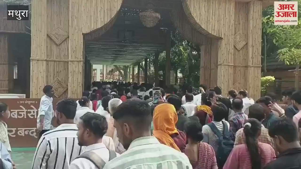 Crowd of devotees gathered at Ramanreti Ashram on Janmashtami