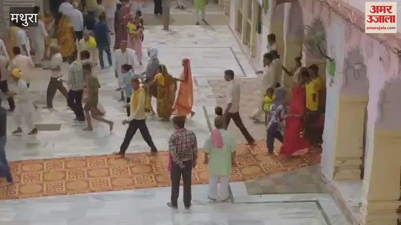 Crowd of devotees gathered in Dauji temple