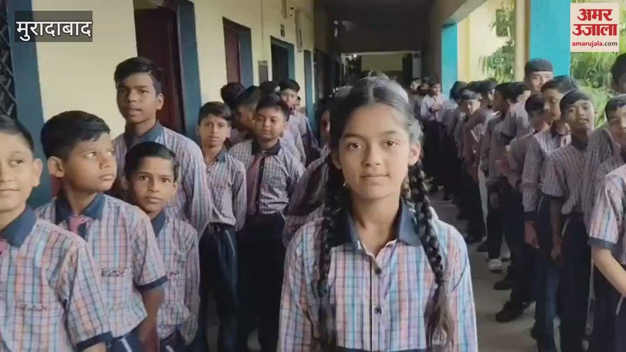 Amar Ujala Teacher Honor at SDM Inter College, children were seen standing in line for voting