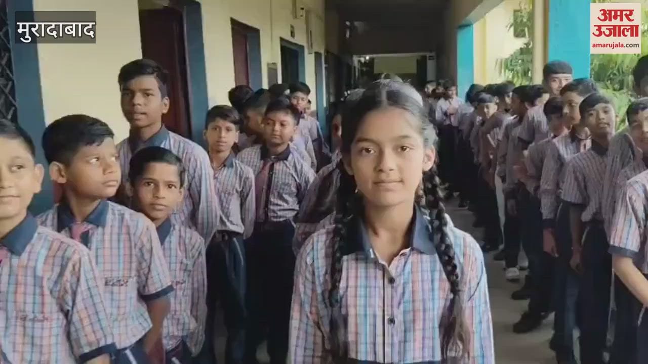 Amar Ujala Teacher Honor at SDM Inter College, children were seen standing in line for voting