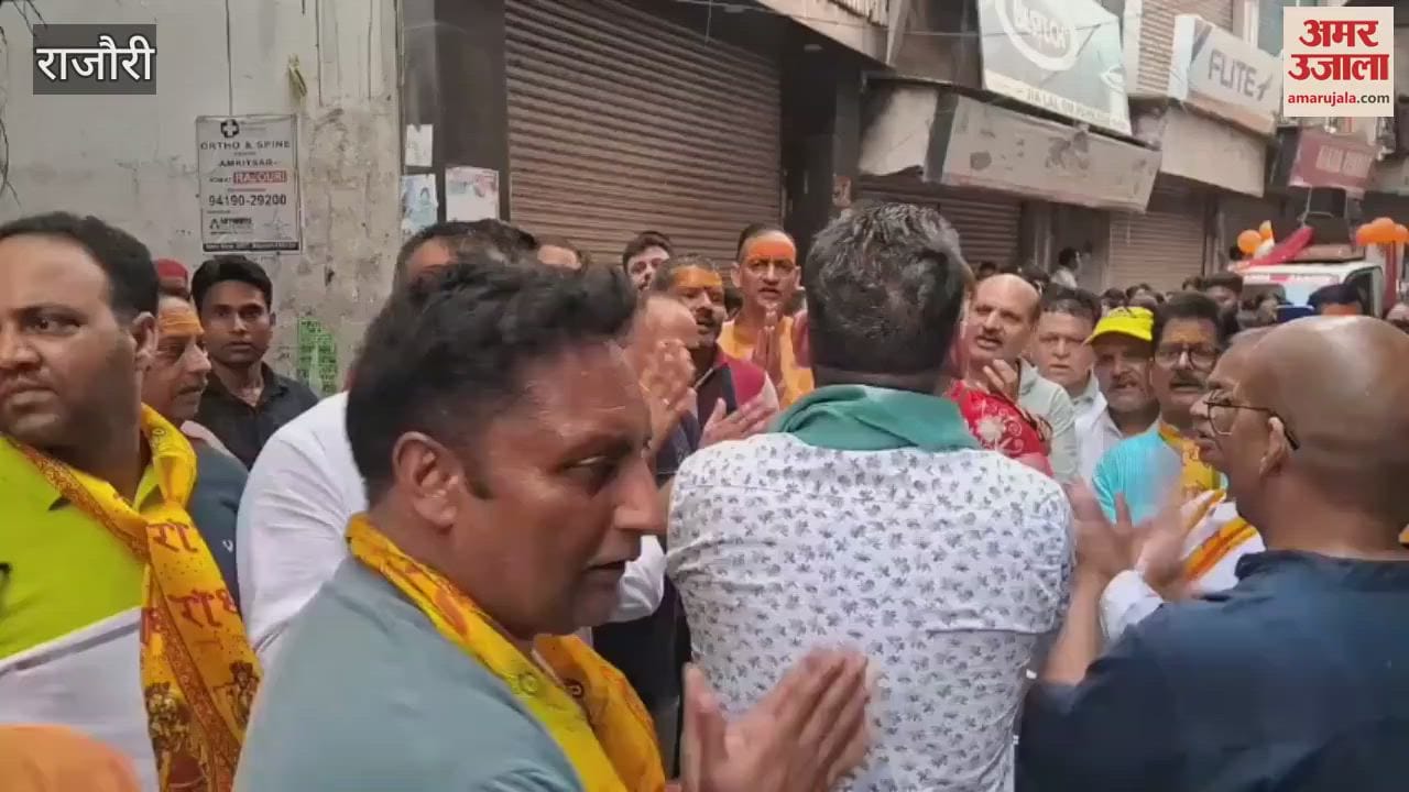 On the occasion of Shri Krishna Janmotsav, a huge crowd of devotees gathered in the temples and grand tableaus were taken out
