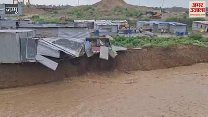 Expressway workers' huts were washed away in the flood of Tarnah Nala in Hiranagar, people ran away to save their lives