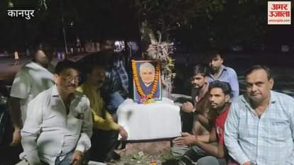 Sparrow Conservation Committee paid floral tribute to Atal Bihari's picture