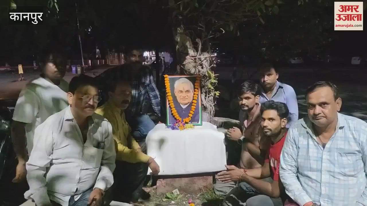 Sparrow Conservation Committee paid floral tribute to Atal Bihari's picture