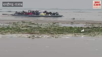 In Mamdot, the villagers are facing difficulty in bringing agricultural equipment from across the river