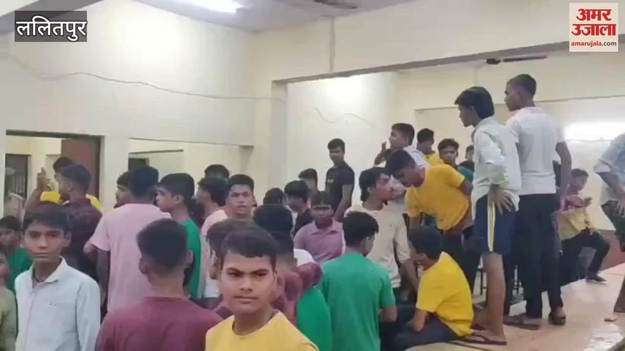 Lalitpur: Students create ruckus in Ashram Vidyalaya on Janmashtami, allege that they did not get food as per menu