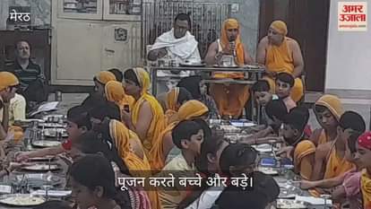 Small children participated in the Puja Prakshal program at Shri Digambar Jain Mahavir Mandir