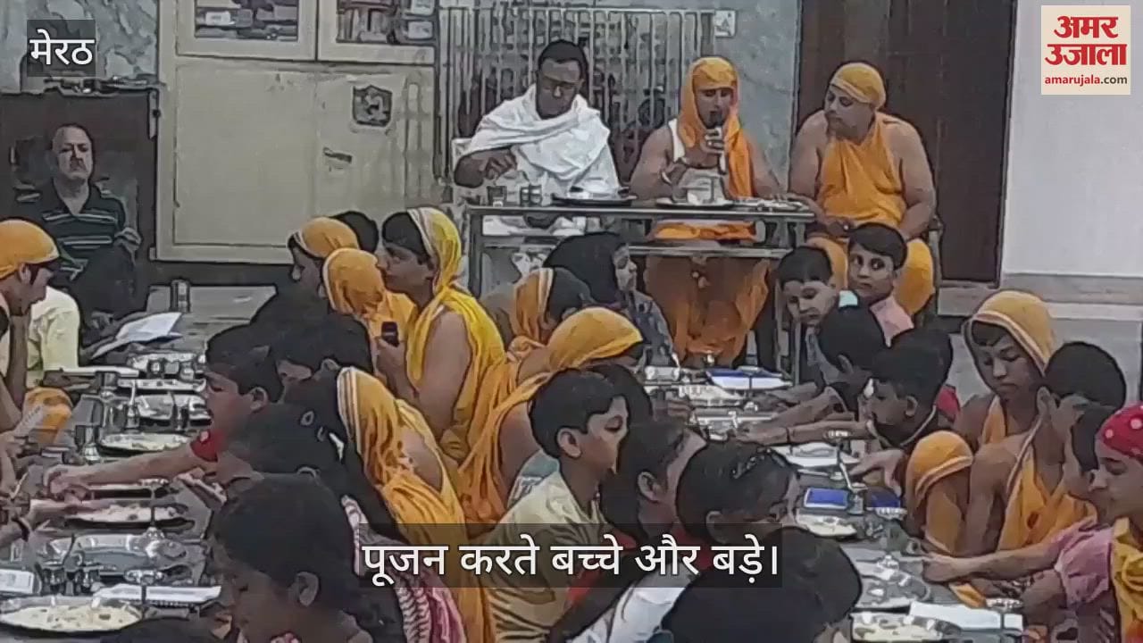 Small children participated in the Puja Prakshal program at Shri Digambar Jain Mahavir Mandir