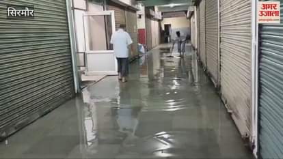 Sirmour Due to torrential rain water entered the houses in the Turpentine Factory Complex and Sanwala