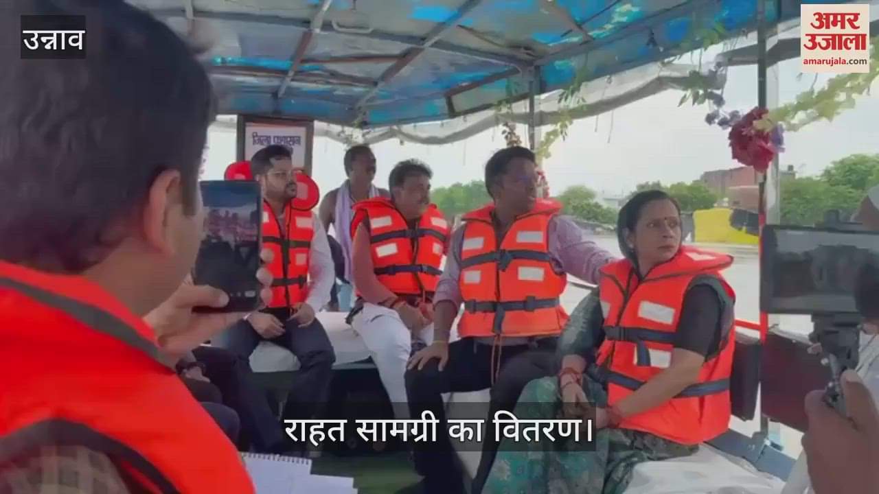 उन्नाव में डीएम उन्नाव ने स्टीमर से गंगा के तटीय इलाकों का किया दौरा