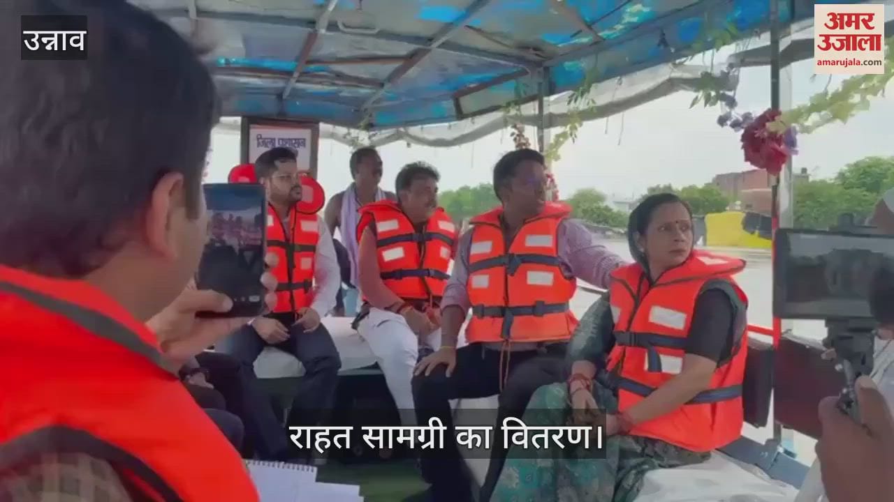 उन्नाव में डीएम उन्नाव ने स्टीमर से गंगा के तटीय इलाकों का किया दौरा