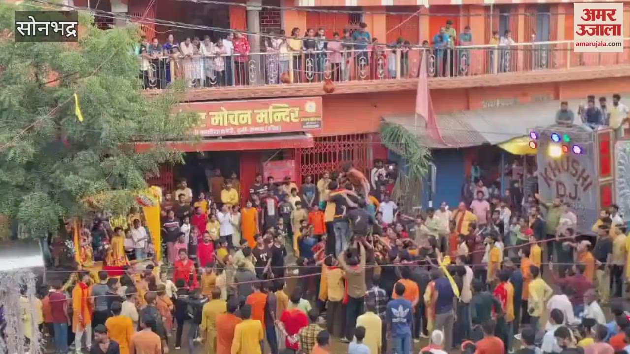 By forming human chain Govindas broke pot tied 20 feet high