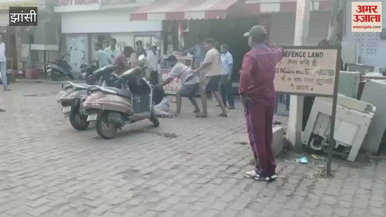 Jhansi: Awadh food shop employee was beaten with kicks and punches after being thrown on the ground, video goes viral