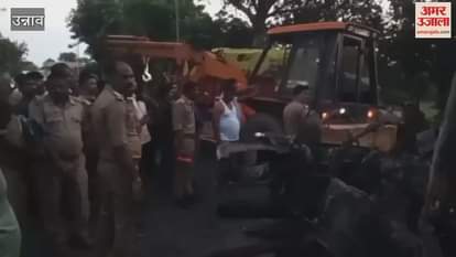 accident on Unnao-Hardoi road, fire broke out after collision between dumper and DCM, three people burnt alive