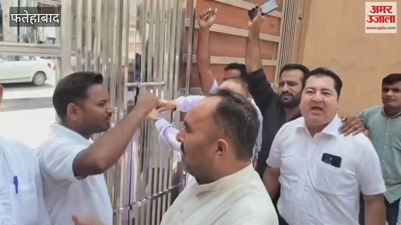 In Tohana, Fatehabad, the councillors under the leadership of the chairman locked the main gate after accusing the city council officials.