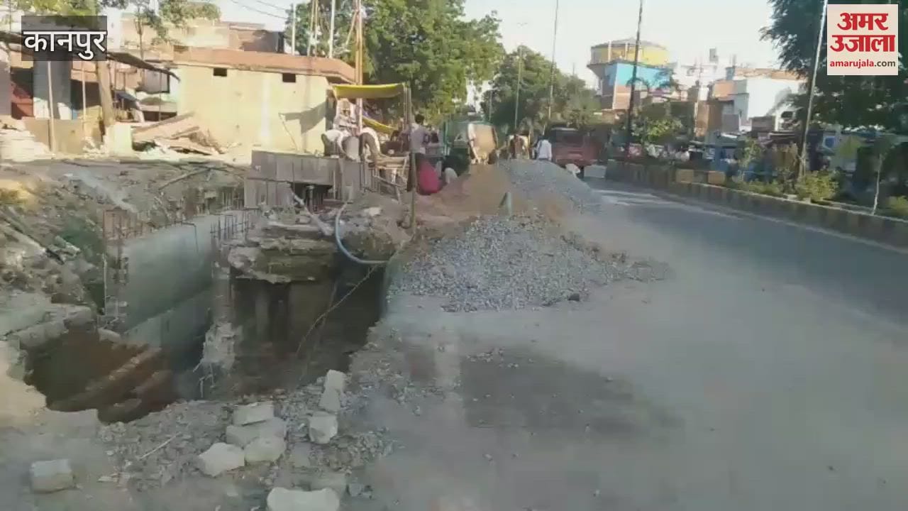 Pothole formed at Jajmau's VIP road Saraiya Bazar turn, people are facing difficulty in crossing it