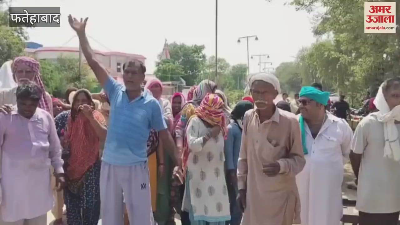 People troubled by the water problem blocked the road in Tohana, Fatehabad