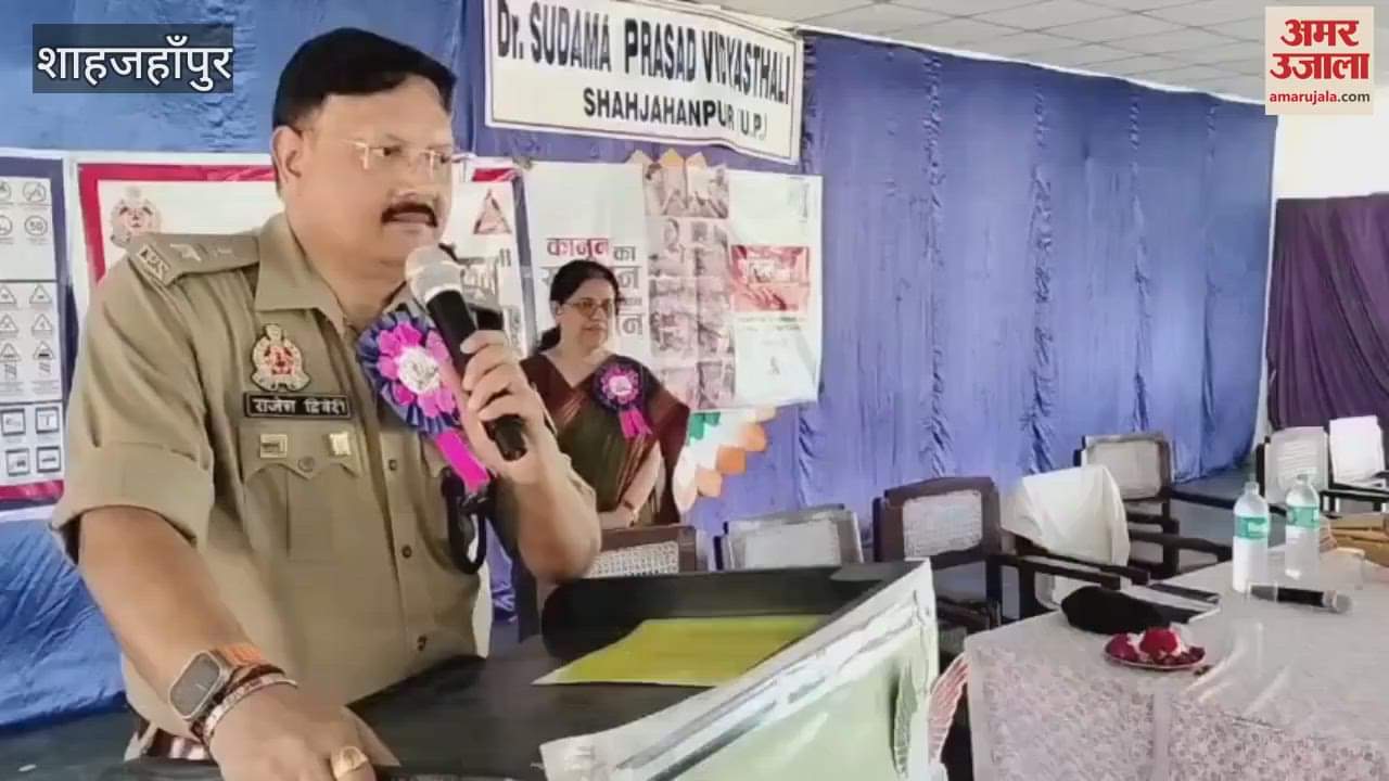 SP Rajesh Dwivedi taught safety lessons to the students in Shahjahanpur