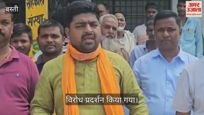 Farmers protested due to non-availability of urea fertilizer