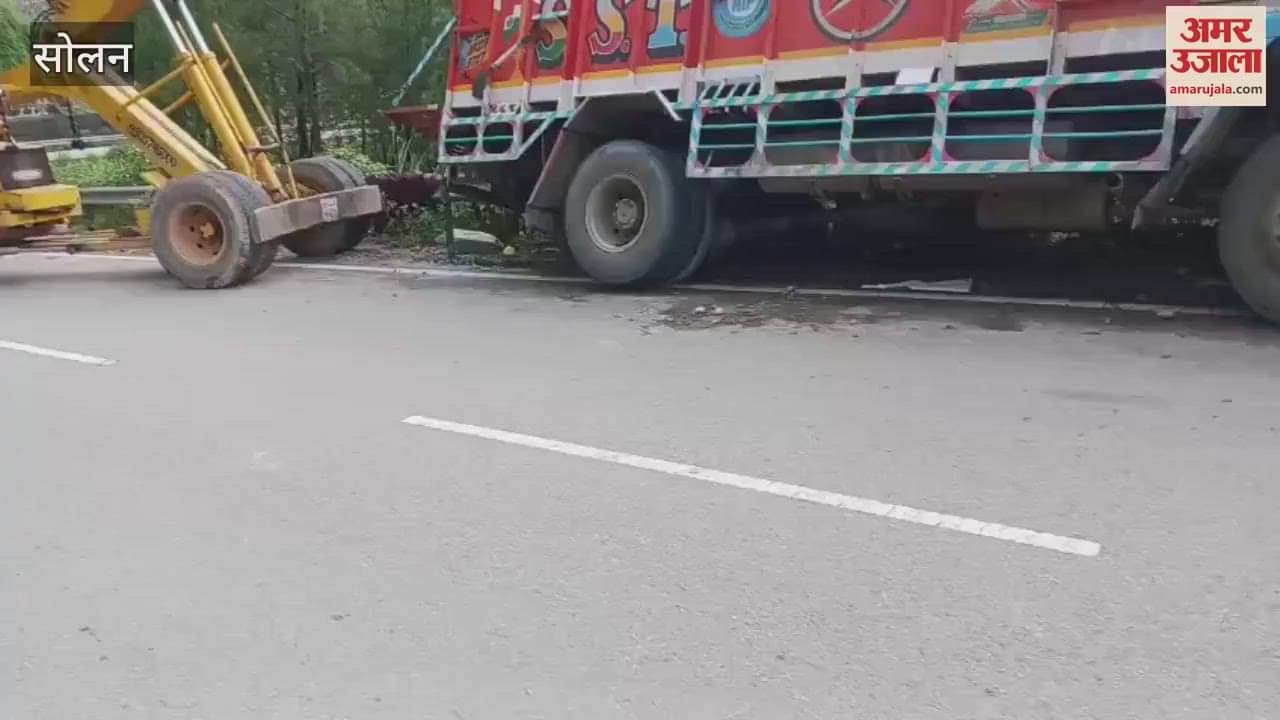 Solan Apple truck narrowly escapes overturning near the tunnel