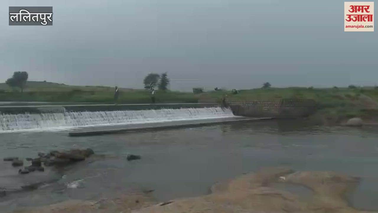 Lalitpur: Villagers cross the drain amidst water risking their lives