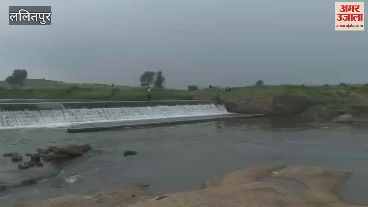 Lalitpur: Villagers cross the drain amidst water risking their lives