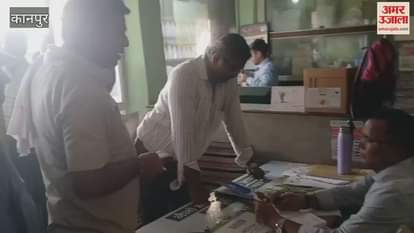 After a scuffle at the IFFCO service center in Shivrajpur, police distributed fertilizers